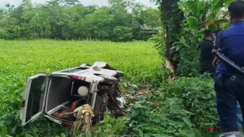 ঝালকাঠিতে খাদে ছিটকে পড়ল অ্যাম্বুলেন্স, দুর্ঘটনায় রোগীর পা ভাঙল