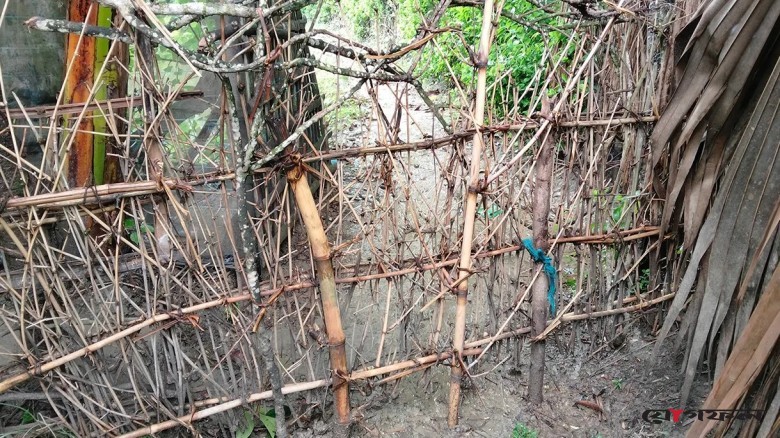 শতবর্ষের চলাচলের পথ বন্ধের অভিযোগ, অবরুদ্ধ তিন পরিবার