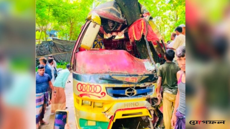 বাসের চাকা ব্লাস্ট হয়ে গাছে ধাক্কা, হেলপার নিহত