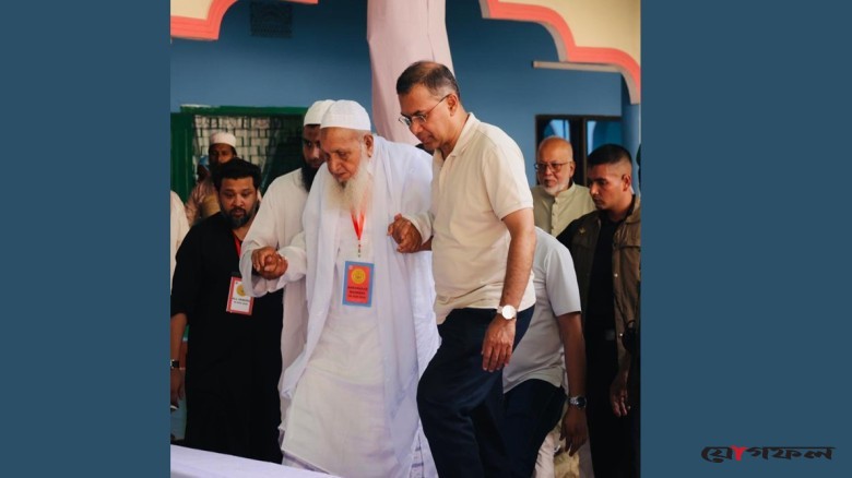 হেফাজত আমিরকে নিজ হাতে ধরে মঞ্চে তুললেন প্রধানমন্ত্রী