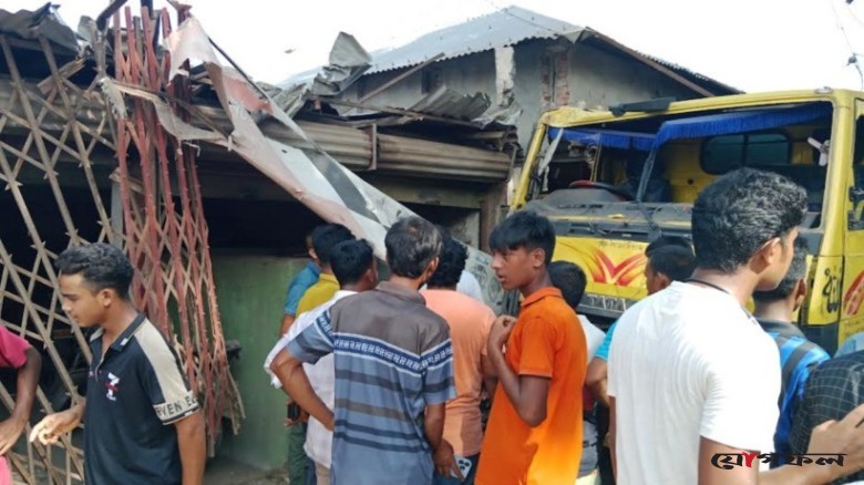 অটোরিকশায় বেপরোয়া ট্রাকের ধাক্কা, প্রাণ গেল ২ যাত্রীর
