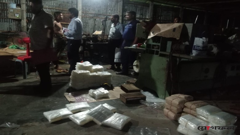 আফুরিয়ায় পলিথিন কারখানায় অভিযান, ৩৩৫ কেজি পলিথিন জব্দ