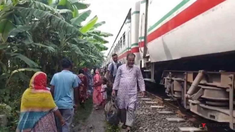 ৩ ঘণ্টা পর উত্তরবঙ্গে ট্রেন চলাচল স্বাভাবিক