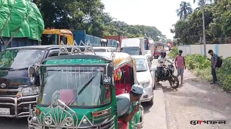৪২ কিলোমিটার যানজট: ঢাকা-চট্টগ্রাম মহাসড়কে আটকা শত শত গাড়ি