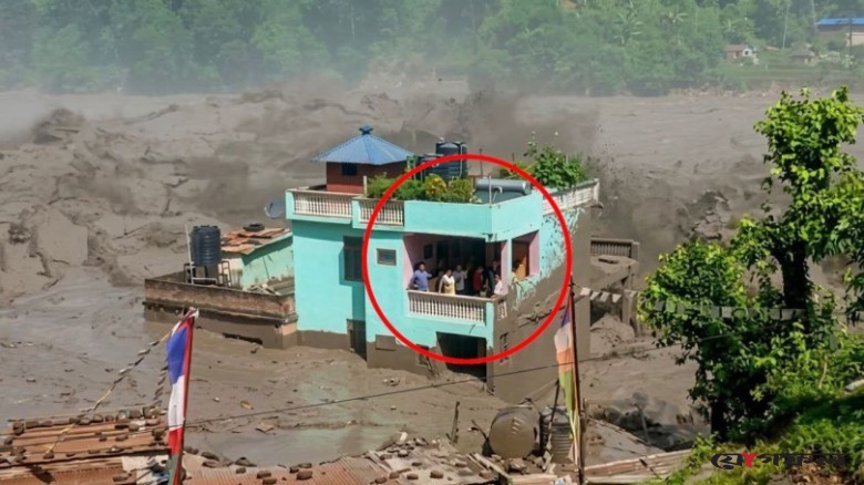 ভয়াবহ বন্যায় চারপাশ ধ্বংস, অক্ষত সবুজ বাড়ির পরিবার উদ্ধার