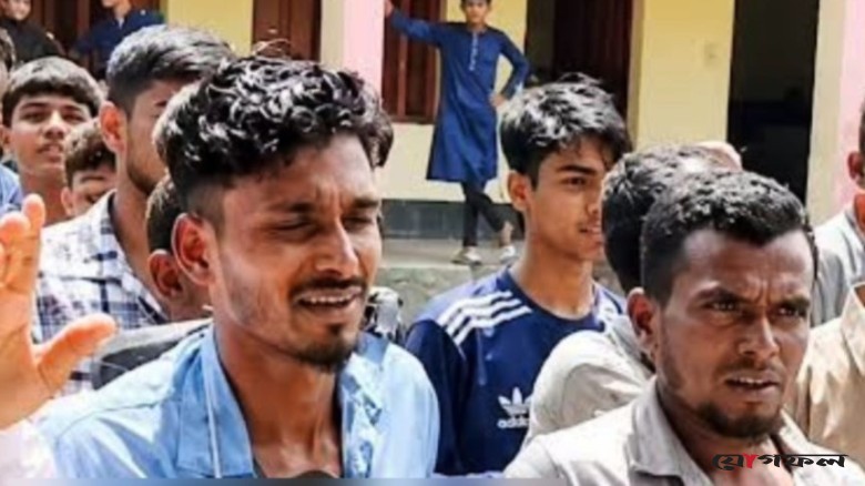 মাদ্রাসাছাত্রীদের উত্ত্যক্তের অভিযোগে যুবককে জুতার মালা পরিয়ে ঘোরাল গ্রামবাসী