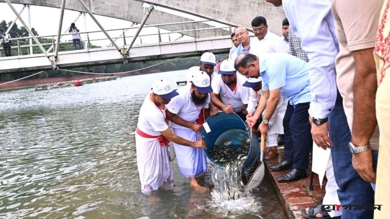 জিয়া উদ্যানে মাছের পোনা অবমুক্ত করলেন প্রধানমন্ত্রী তারেক রহ