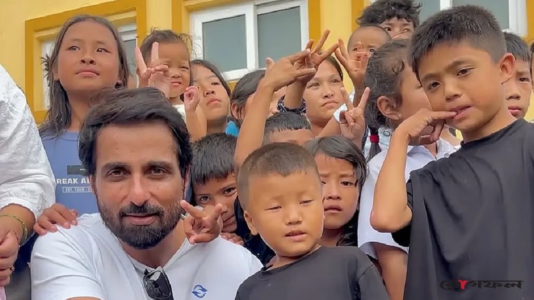‘তুমি একা নও’ বিধ্বস্ত নেপালে ত্রাণ নিয়ে ছুটে গেলেন সোনু সুদ