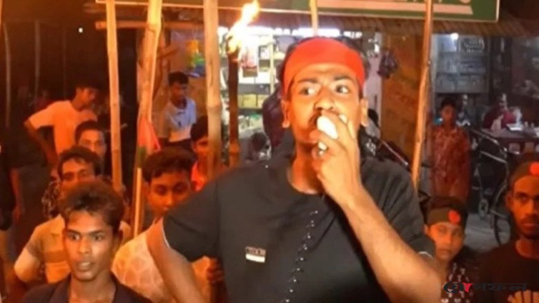পুলিশ ছাত্রদল নেতাকে চিনতে না পারায় থানার সামনে মশাল মিছিল