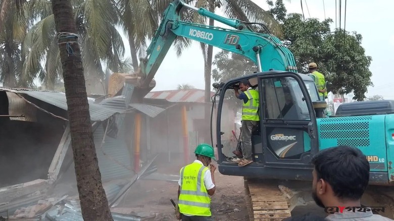 কুমিল্লায় গুঁড়িয়ে দেওয়া হলো দুই শতাধিক অবৈধ স্থাপনা