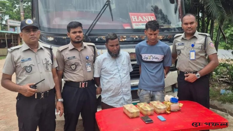 বাসের গোপন চেম্বারে মিলল ৪০ হাজার ইয়াবা, চালক-হেলপার গ্রেপ্তার