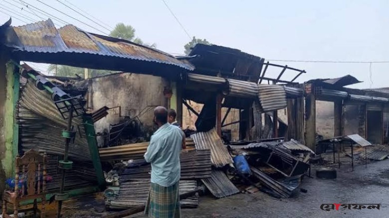 পরশুরামে আগুনে পুড়ল ১৯ দোকান, ক্ষতি প্রায় ২ কোটি টাকা