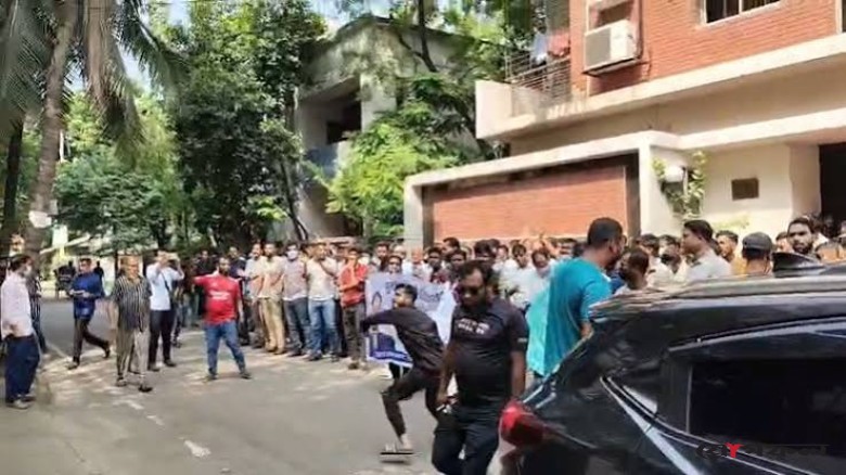 জি এম কাদেরের বাসভবনের সামনে বিক্ষোভ, গ্রেপ্তারের দাবি