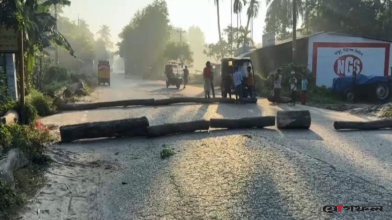 লক্ষ্মীপুরে ডাম্প ট্রাকচাপায় ভ্যানচালক নিহত, সড়ক অবরোধ