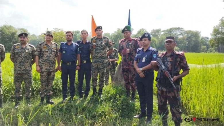 বিএসএফের হাতে আটক দুই পুলিশ সদস্যকে পতাকা বৈঠকে ফেরত আনল বিজিবি