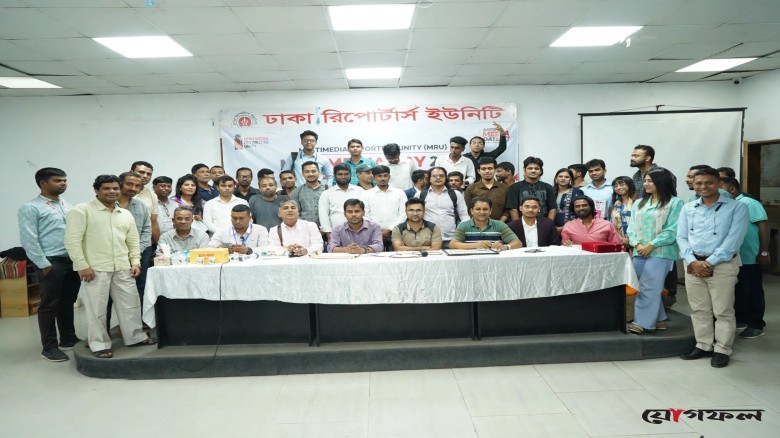 বেগমপাড়া নাটকের প্রচার স্টলে ঢাকা দক্ষিণ সিটি করপোরেশনের প্রশাসক