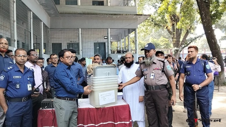 ঠাকূরগাঁও-১ আসনে উপ- নির্বাচন, প্রতিটি ভোট কেন্দ্রে পৌঁছাচ্ছে নির্বাচনি সরঞ্জাম