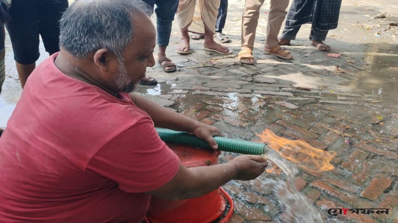 গোপালগঞ্জে সাবমারসিবল পাম্পের পানির সাথে বের হচ্ছে গ্যাস, জ্বলছে আগুন