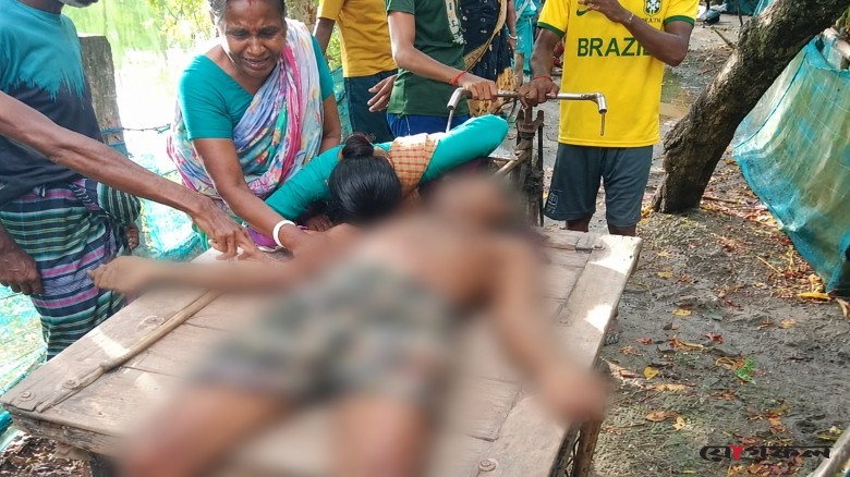 গরু নিয়ে ফেরার পথে সন্তোষের; পাইকগাছায় বজ্রপাতে মৃত্যু